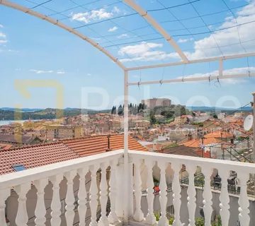 Stan s prekrasnim pogledom na grad i more, Šibenik, Varoš, 85 m2