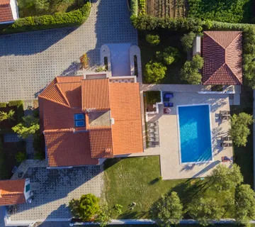 Predivna vila s bazenom i prostranim dvorištem - cover
