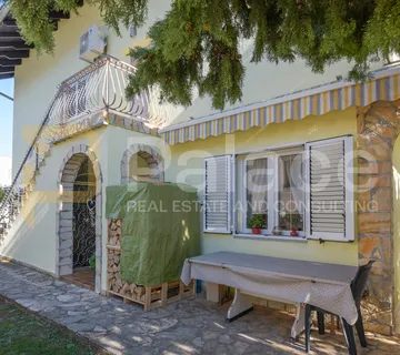 Obiteljska kuća prvi red do mora s 3 stana i dvorištem, Raslina 300 m2 - cover