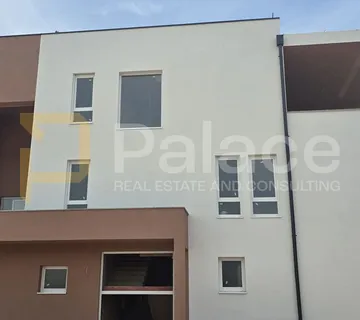 Stan S1 s bazenom i velikim vrtom 400 m od centra i plaže - Vodice