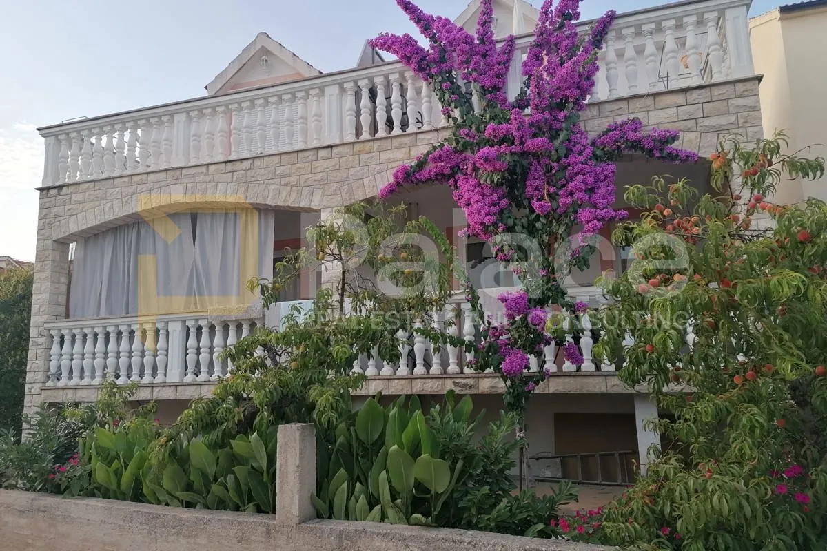 Održavana kuća s apartmanima i dvorištem 500 m od mora, Vodice 280 m2 - cover