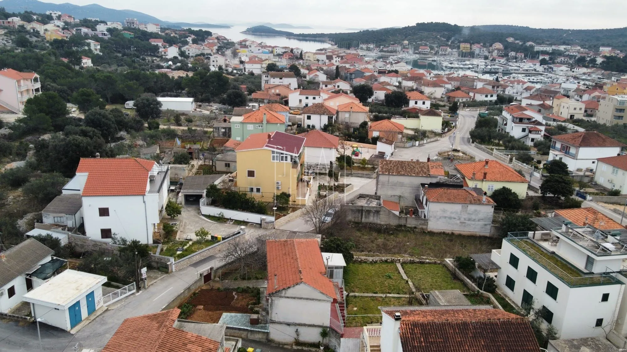 Građevinski teren s priključcima i 3 legalna objekta, Jezera, 528 m2 - cover