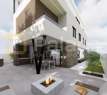 Vodice: Potpuno uređen dvoetažni stan s prostranom terasom 121,73m2