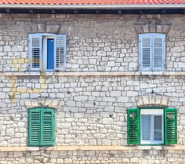 Renovirani dvoetažni stan S4 u manjoj zgradi: Šibenik-centar, 70 m2