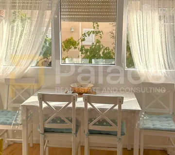Jednosoban namješteni stan s terasom i parkingom, Vodice 25 m2