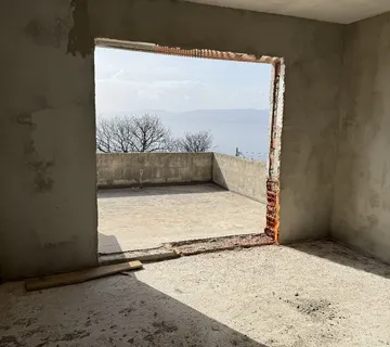 Kuća u Kostreni 170m2 s okućnicom, panoramski pogled, visoki roh bau - cover