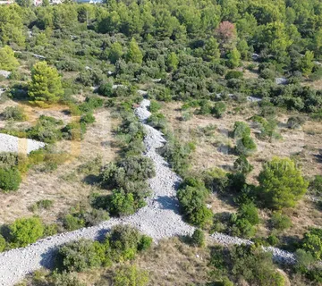 Građevinsko zemljište površine 1805 m2 na Brodarici - Brodarica