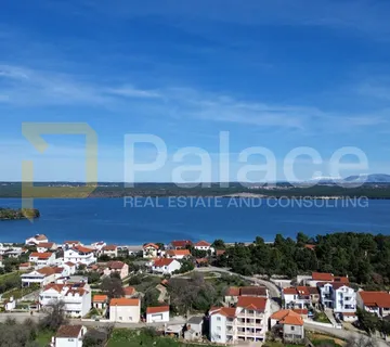 Građevinsko zemljište u obalnom mjestu Raslina kod Šibenika, 688 m2 - Raslina, Šibenik