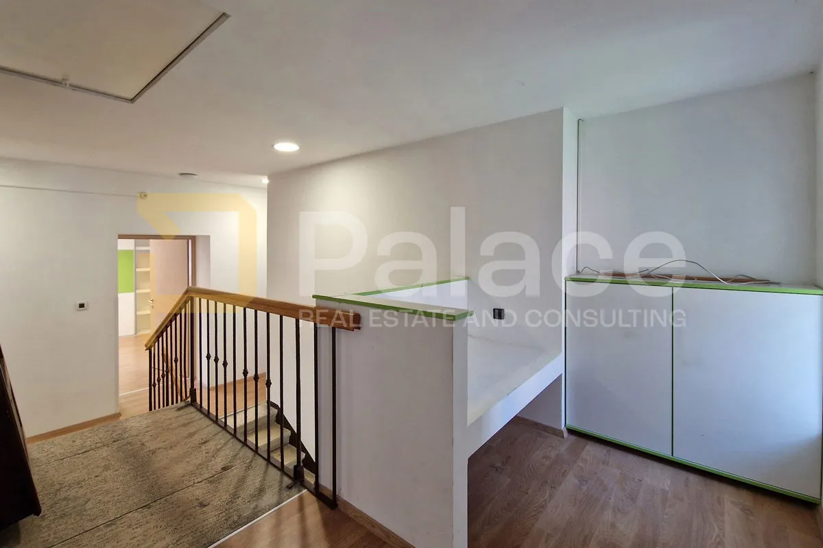 Treći kat poslovne zgrade za zakup – strogi centar Rijeke, 98m² - cover