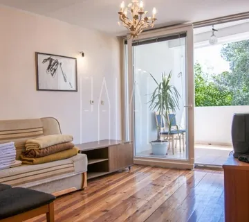 Odlična kuća sa 2 stana i poslovnim prostorom u centru Vodica, 254.00 m2 - Vodice