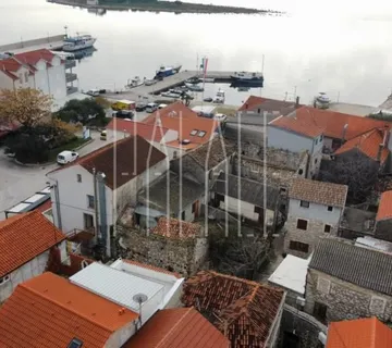 Restoran s četiri stana u centru Pakoštana, 550.00 m2 - cover