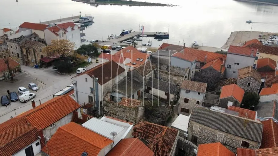 Restoran s četiri stana u centru Pakoštana, 550.00 m2 - cover