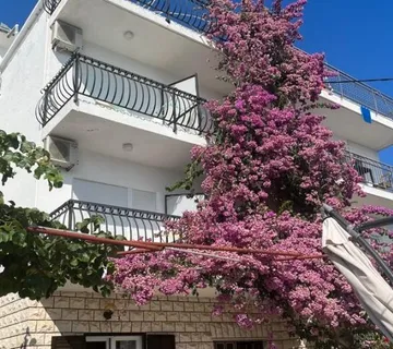 Trogir, predivna kuća s 10 apartmana, prilika - cover