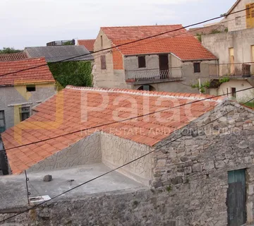 Kamena kuća sa renovaciju s funkcionalnim restoranom - cover