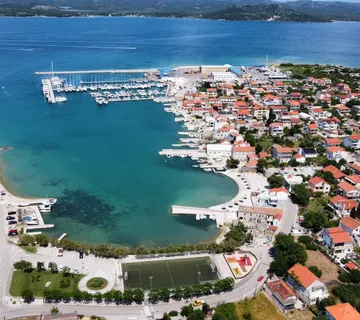 MURTER; Stambeno-poslovna zgrada u centru Murtera - Murter, Murter-Kornati