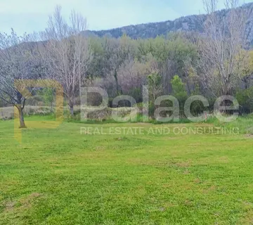 Građevinsko zemljište u Bribiru - 700m², mir i privatnost - Bribir, Vinodolska općina