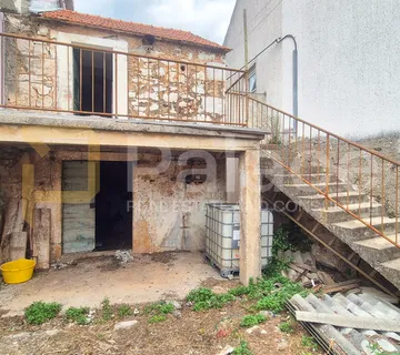 POVOLJNO:  Dvije kamene kuće s velikim dvorištem, Bilice 90 m2 - cover
