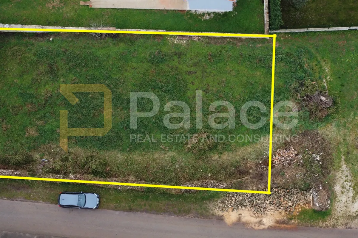 Zemljište u mirnom istarskom naselju – 660 m², asfaltni prilaz - cover
