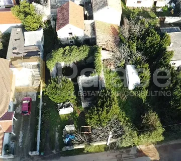 Građevinsko zemljište sa starom kamenom kućom za renovaciju - Kožino, Zadar