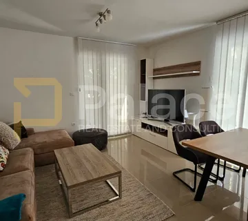 Prostran stan u Puli, Stoja – 50 m od mora, terasa 35 m², garaža
