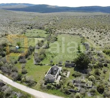 Pristeg : Građevinsko zemljište s dva manja objekta 7835 m2 - Pristeg, Benkovac