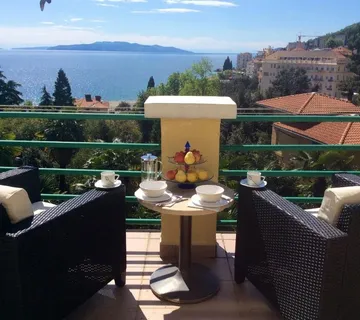 Dvoetažni stan u urbanoj vili u centru grada, 200m od mora, Opatija - cover