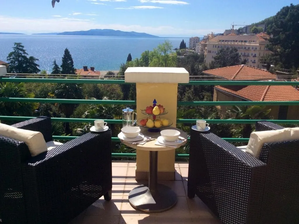 Dvoetažni stan u urbanoj vili u centru grada, 200m od mora, Opatija - cover