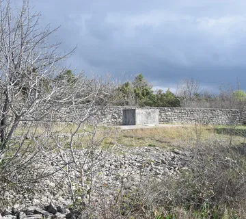 Građevinsko zemljište s cisternom za vodu, Skradin-Bratiškovci, 588 m2 - cover