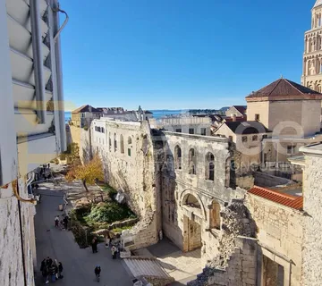 Stan s veličanstvenim pogledom na Rivu i Dioklecijanovu palaču - cover