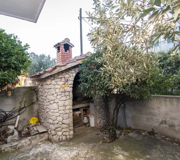 Tri stana u prizemlju kuće s prostranim dvorištem i garažom, Brodarica - Brodarica, Šibenik