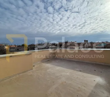 Penthouse u novogradnji u Puli s terasom 47 m² i natkrivenim parkingom - Pula
