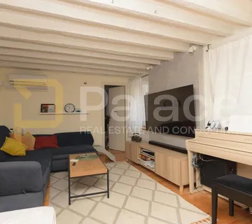 Dolac: Renovirani trosoban stan u centru grada, prvi red do mora, 82m2 - Šibenik
