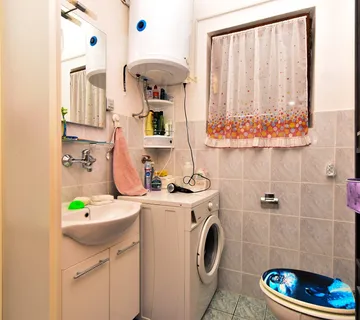 Kuća sa dva stana i bazenom, Pirovac, 100 m2 - cover