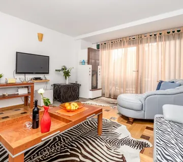 Predivna vila s tri prostrana apartmana i bazenom, Opatija, 420m2 - cover