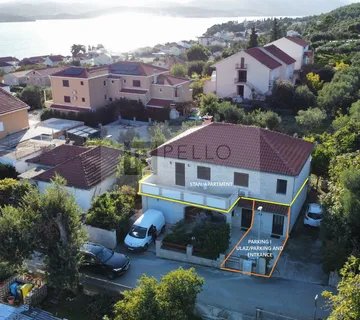 Prostrani stan s balkonom i pogledom na more Orebić