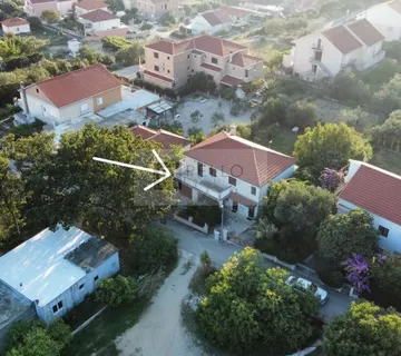 Vikendica s okućnicom i građevinskim zemljištem 340m2 - Orebić