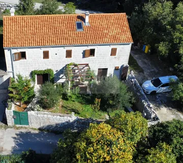 Bajkovita kamena kuća na osami - cover