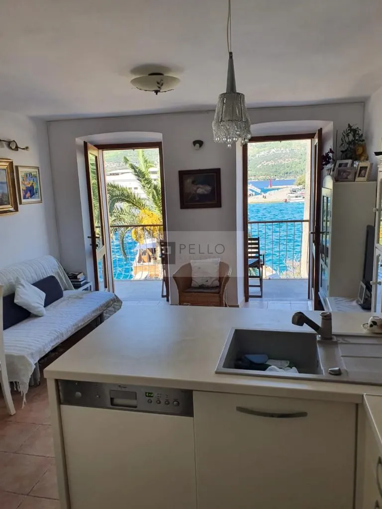 Autentična kamena kuća stara 250 godina – potpuno renovirana, prvi red do mora, centar Korčule - cover