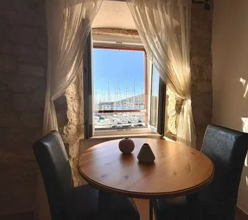 Kamena Kuća prvi red do mora TROGIR CENTAR