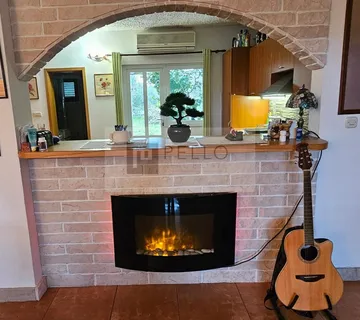 Prostran stan s vrtom i garažom + 340 m² građevinskog zemljišta – Centar Orebića - cover