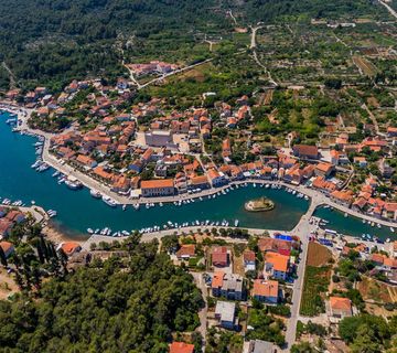 Hvar, Vrboska- zgrada sa devet apartmana i dodatnom građevnom parcelom - cover