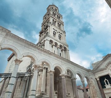 Dvoetažni stan u Dioklecijanovoj palači,120 m2,predivan panoramski pogled na Split i more - cover