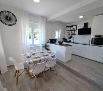 Šibenik-Brodarica,atraktivna kuća 81m2 s terasom i vrtom 350m2+parking - cover