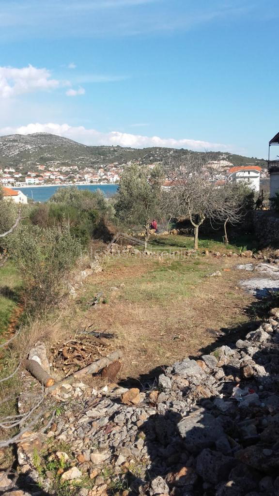 Građevinsko zemljište blizu mora: Vinišće, 1066 m2 (Marina, Trogir) - cover