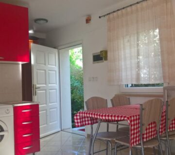 Poreč, kuća s 4 stana i garsonjerom (330m2),15 min hoda do trga i mora (prodaja) - cover