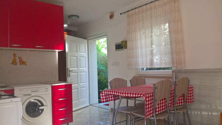 porec-kuca-4-stana-garsonjerom-330m2-15-min-hoda-gl-trga-slika-182716569