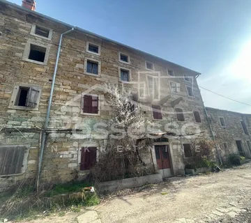 Dvojna kuća s potencijalom u srcu mirnog Buzeta! - Buzet, Buzet