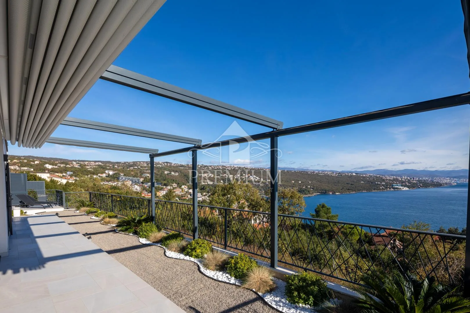 EKSKLUZIVAN STAN SA OTVORENIM POGLEDOM - cover