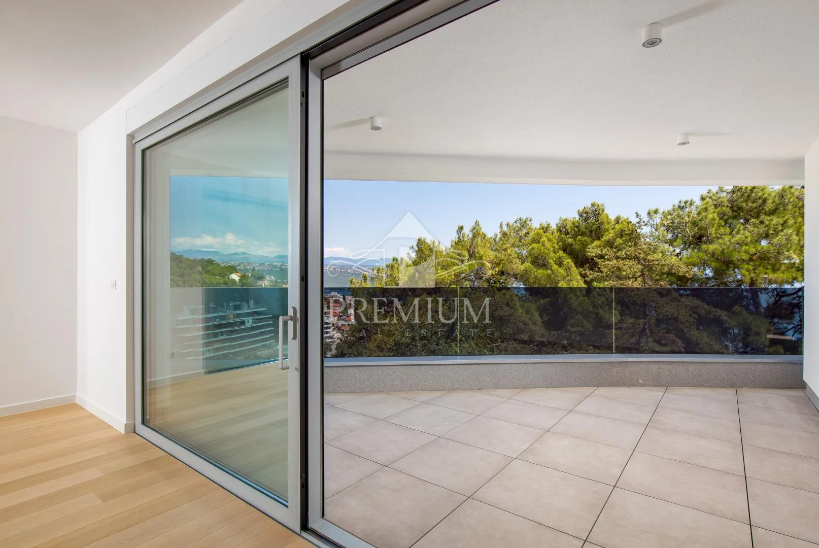 ELITNI STAN SA PREKRASNIM POGLEDOM - cover