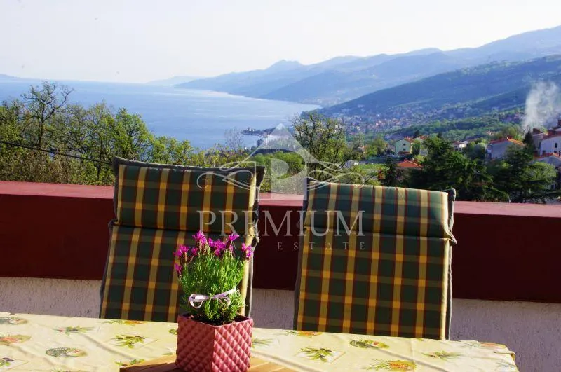 SAMOSTOJEĆA KUĆA SA VELIKOM OKUĆNICOM - cover